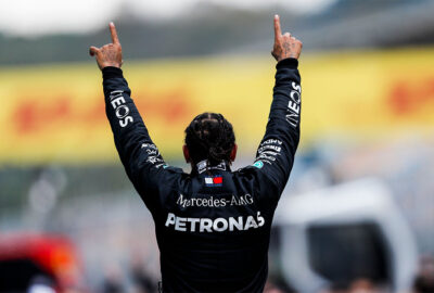 2020年F1土耳其大奖赛正赛，加冕第7个F1世界冠军、双手高举的梅赛德斯车手刘易斯·汉密尔顿的背影