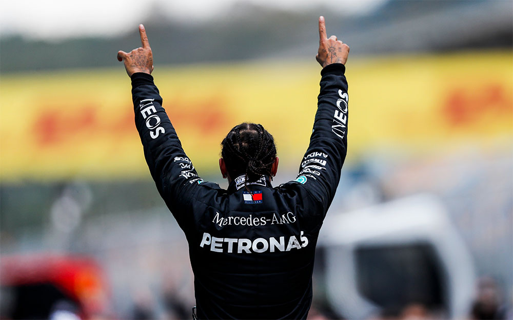 2020年F1土耳其大奖赛正赛，加冕第7个F1世界冠军、双手高举的梅赛德斯车手刘易斯·汉密尔顿的背影
