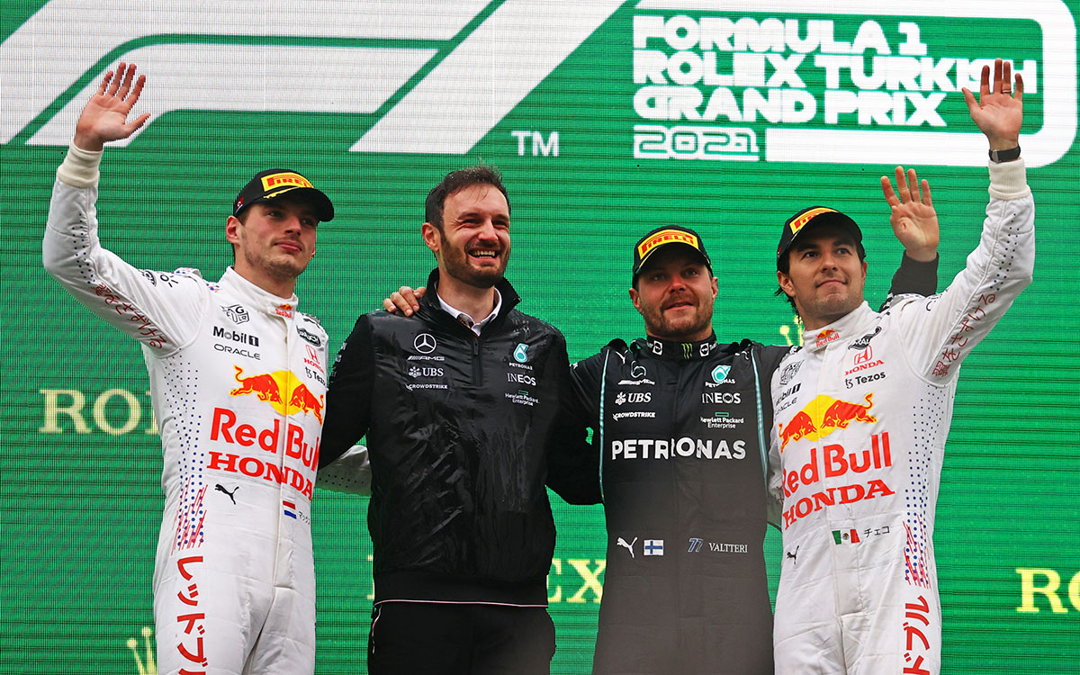 2021年F1土耳其大奖赛正赛，登上领奖台的红牛车手维斯塔潘与佩雷兹、梅赛德斯车手博塔斯