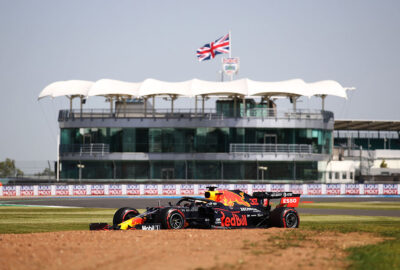 2020年F1英国大奖赛一练，行驶在银石赛道的红牛-本田车手马克斯·维斯塔潘