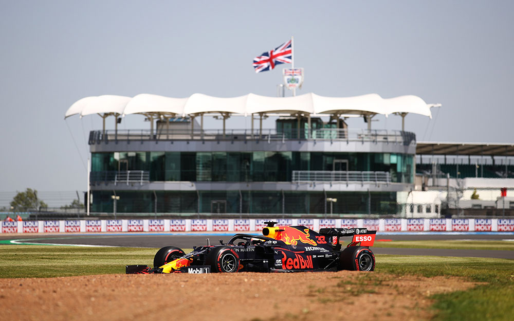 2020年F1英国大奖赛一练，行驶在银石赛道的红牛-本田车手马克斯·维斯塔潘