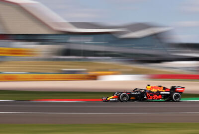 2021年F1英国大奖赛一练，行驶在银石赛道的维斯塔潘