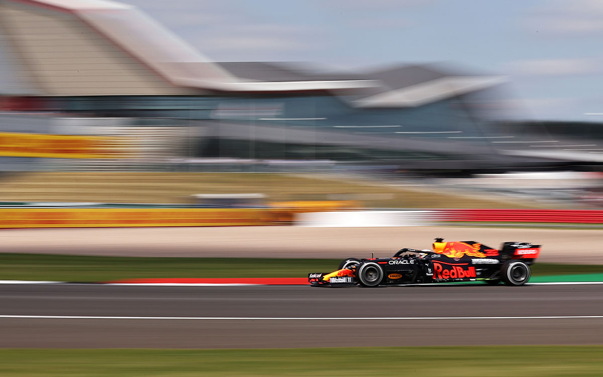 2021年F1英国大奖赛一练，行驶在银石赛道的维斯塔潘