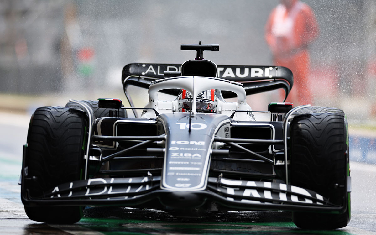 2022年F1英国大奖赛一练，角田裕毅驾驶红牛二队使用半雨胎在雨中的银石赛道行驶