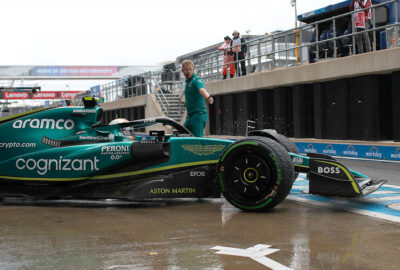 2022年F1英国大奖赛一练，维特尔驾驶阿斯顿·马丁使用半雨胎驶上赛道
