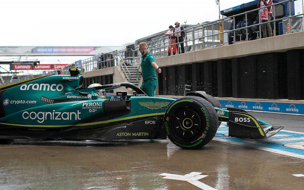 2022年F1英国大奖赛一练，维特尔驾驶阿斯顿·马丁使用半雨胎驶上赛道