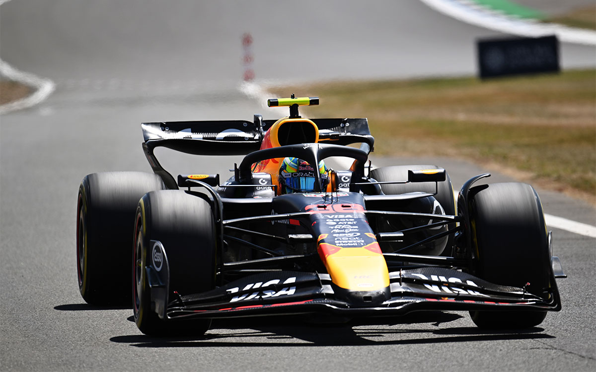 2025年F1英国大奖赛一练，林德布拉德驾驶红牛赛车驶向维修区通道