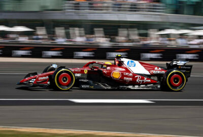 2025年F1英国大奖赛一练，汉密尔顿驾驶法拉利在银石赛道行驶