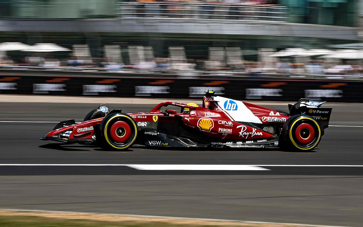2025年F1英国大奖赛一练，汉密尔顿驾驶法拉利在银石赛道行驶