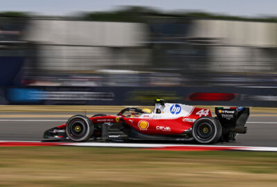 2026年F1英国大奖赛一练，汉密尔顿驾驶法拉利在银石赛道行驶