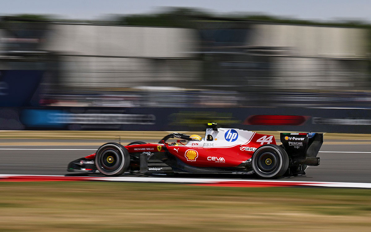 2026年F1英国大奖赛一练，汉密尔顿驾驶法拉利在银石赛道行驶