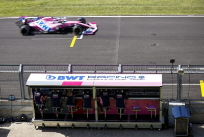 2020年F1英国大奖赛二练，赛点车队维修墙前驶过的兰斯·斯特罗尔