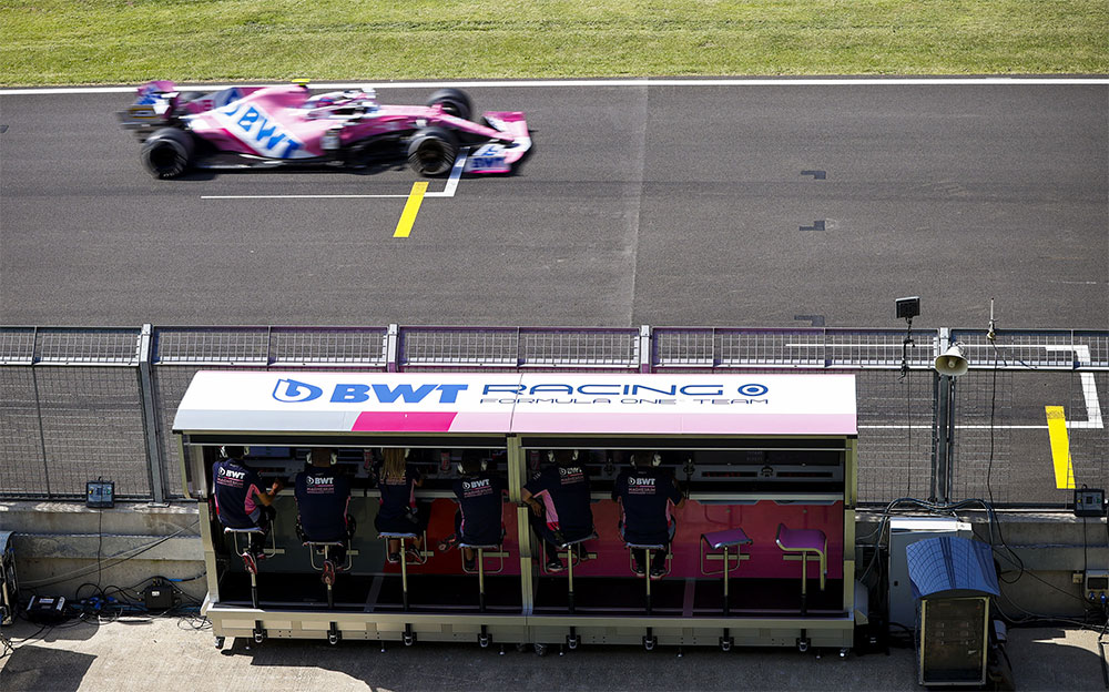 2020年F1英国大奖赛二练，赛点车队维修墙前驶过的兰斯·斯特罗尔