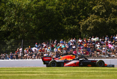 2021年F1英国大奖赛二练，行驶在银石赛道的维斯塔潘