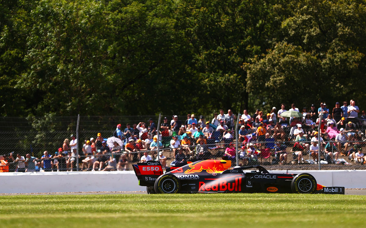 2021年F1英国大奖赛二练，行驶在银石赛道的维斯塔潘
