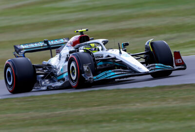 2022年F1英国大奖赛二练，汉密尔顿驾驶梅赛德斯在银石赛道行驶