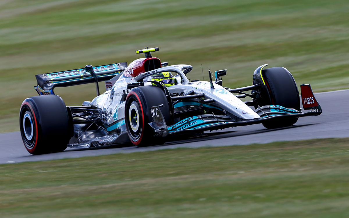 2022年F1英国大奖赛二练，汉密尔顿驾驶梅赛德斯在银石赛道行驶