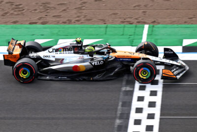 2025年F1英国大奖赛二练，诺里斯驾驶迈凯伦驶过银石赛道终点线