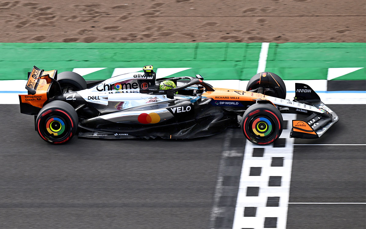 2025年F1英国大奖赛二练，诺里斯驾驶迈凯伦驶过银石赛道终点线