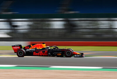 2020年F1英国大奖赛三练，行驶在银石赛道的红牛-本田赛车