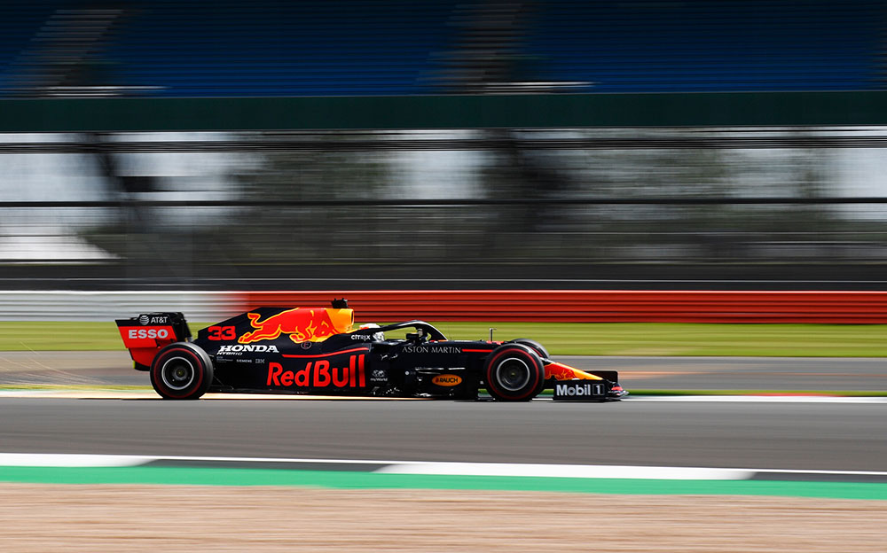 2020年F1英国大奖赛三练，行驶在银石赛道的红牛-本田赛车