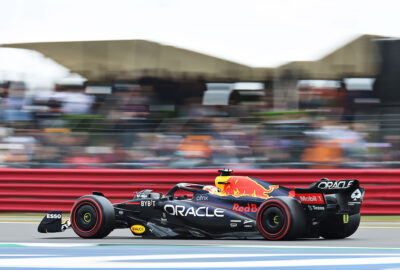 2022年F1英国大奖赛三练，维斯塔潘驾驶红牛在银石赛道行驶