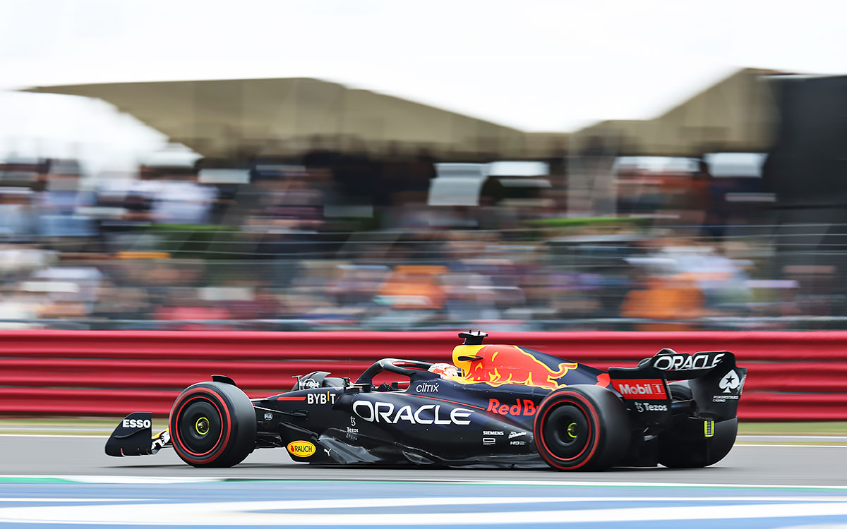 2022年F1英国大奖赛三练，维斯塔潘驾驶红牛在银石赛道行驶