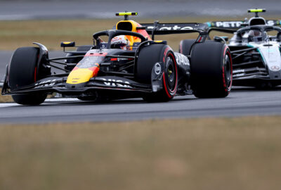 2025年F1英国大奖赛三练，角田裕毅驾驶红牛行驶在安东内利的梅赛德斯之前