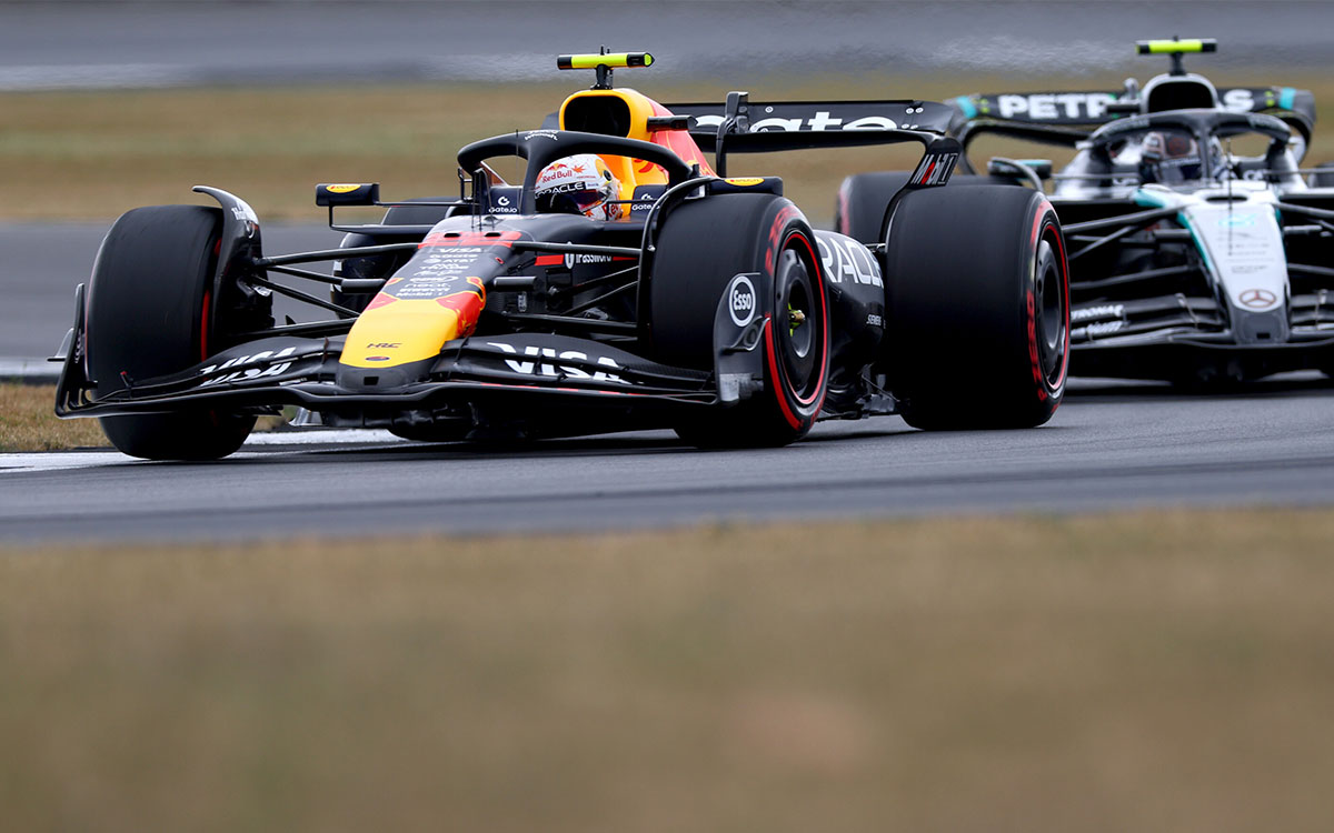 2025年F1英国大奖赛三练，角田裕毅驾驶红牛行驶在安东内利的梅赛德斯之前