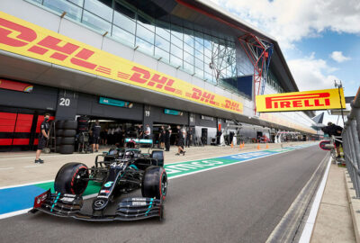 2020年F1英国大奖赛排位赛，从车库驶向维修区直道的梅赛德斯W11车手刘易斯·汉密尔顿