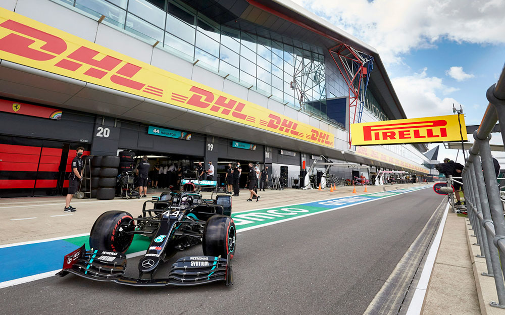 2020年F1英国大奖赛排位赛，从车库驶向维修区直道的梅赛德斯W11车手刘易斯·汉密尔顿