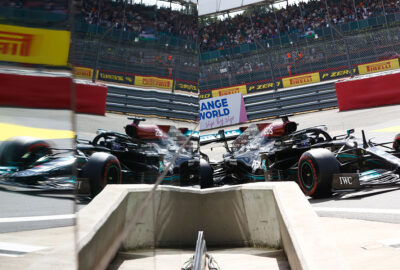 2021年F1英国大奖赛排位赛，驾驶梅赛德斯W12行驶在银石赛道的汉密尔顿