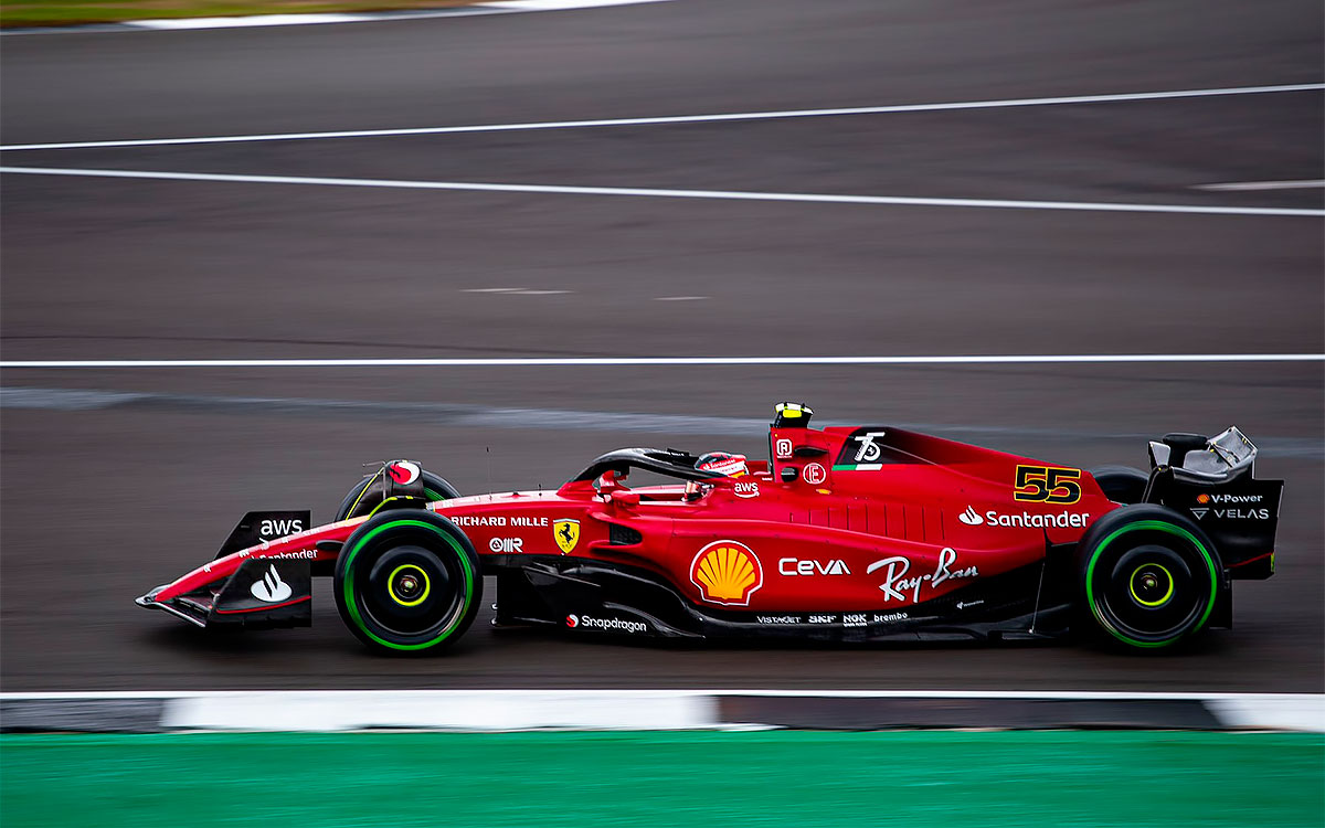 2022年F1英国大奖赛排位赛，塞恩斯驾驶法拉利使用半雨胎在雨中的银石赛道行驶