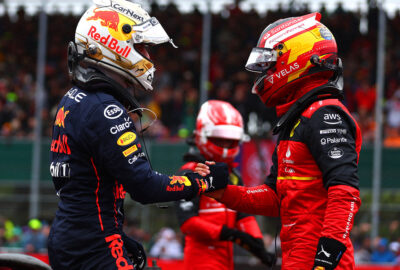 2022年F1英国大奖赛排位赛，维斯塔潘（红牛）向生涯首夺杆位的老友塞恩斯（法拉利）致意