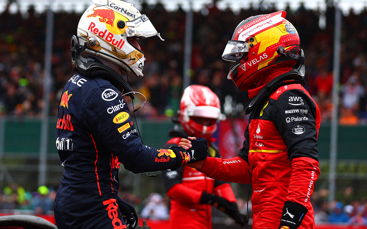 2022年F1英国大奖赛排位赛，维斯塔潘（红牛）向生涯首夺杆位的老友塞恩斯（法拉利）致意