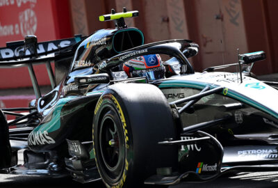 2026年F1英国大奖赛冲刺排位，安东内利驾驶梅赛德斯驶过维修通道