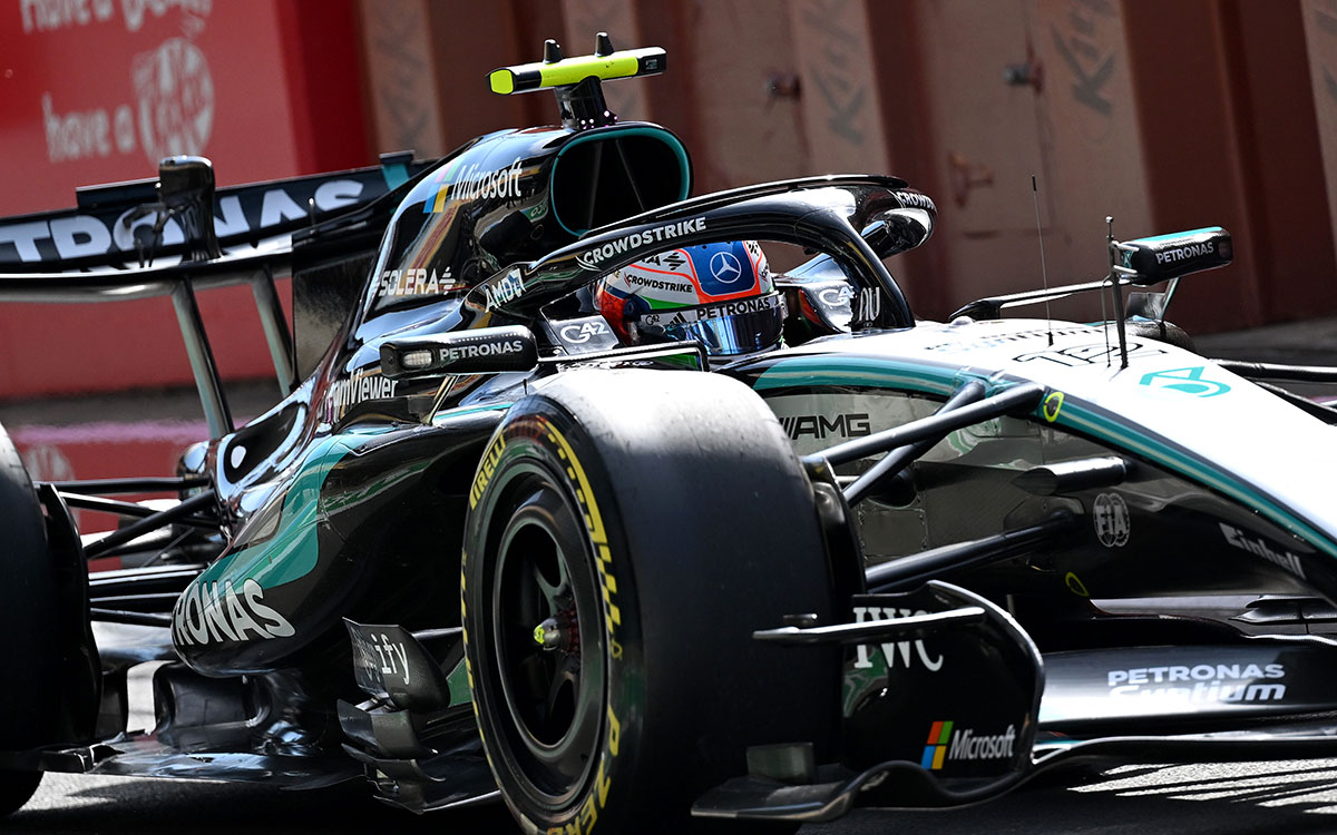 2026年F1英国大奖赛冲刺排位，安东内利驾驶梅赛德斯驶过维修通道