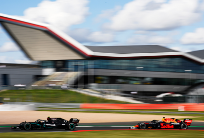 2020年F1英国大奖赛正赛，追赶梅赛德斯车手瓦尔特利·博塔斯的红牛-本田车手马克斯·维斯塔潘