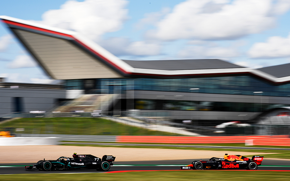 2020年F1英国大奖赛正赛，追赶梅赛德斯车手瓦尔特利·博塔斯的红牛-本田车手马克斯·维斯塔潘