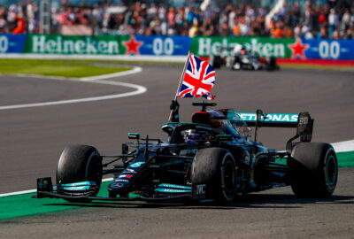 2021年F1英国大奖赛正赛，挥舞米字旗享受胜利巡游的汉密尔顿