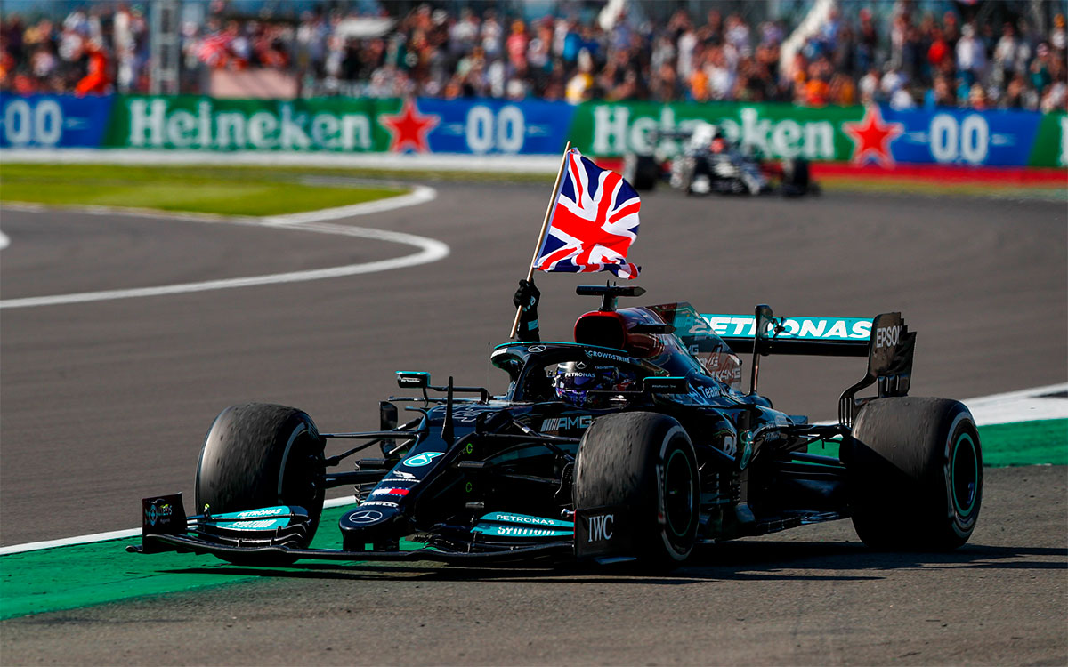 2021年F1英国大奖赛正赛，挥舞米字旗享受胜利巡游的汉密尔顿