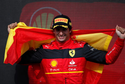 2022年F1英国大奖赛正赛，赛后颁奖仪式上高举西班牙国旗的塞恩斯（法拉利）