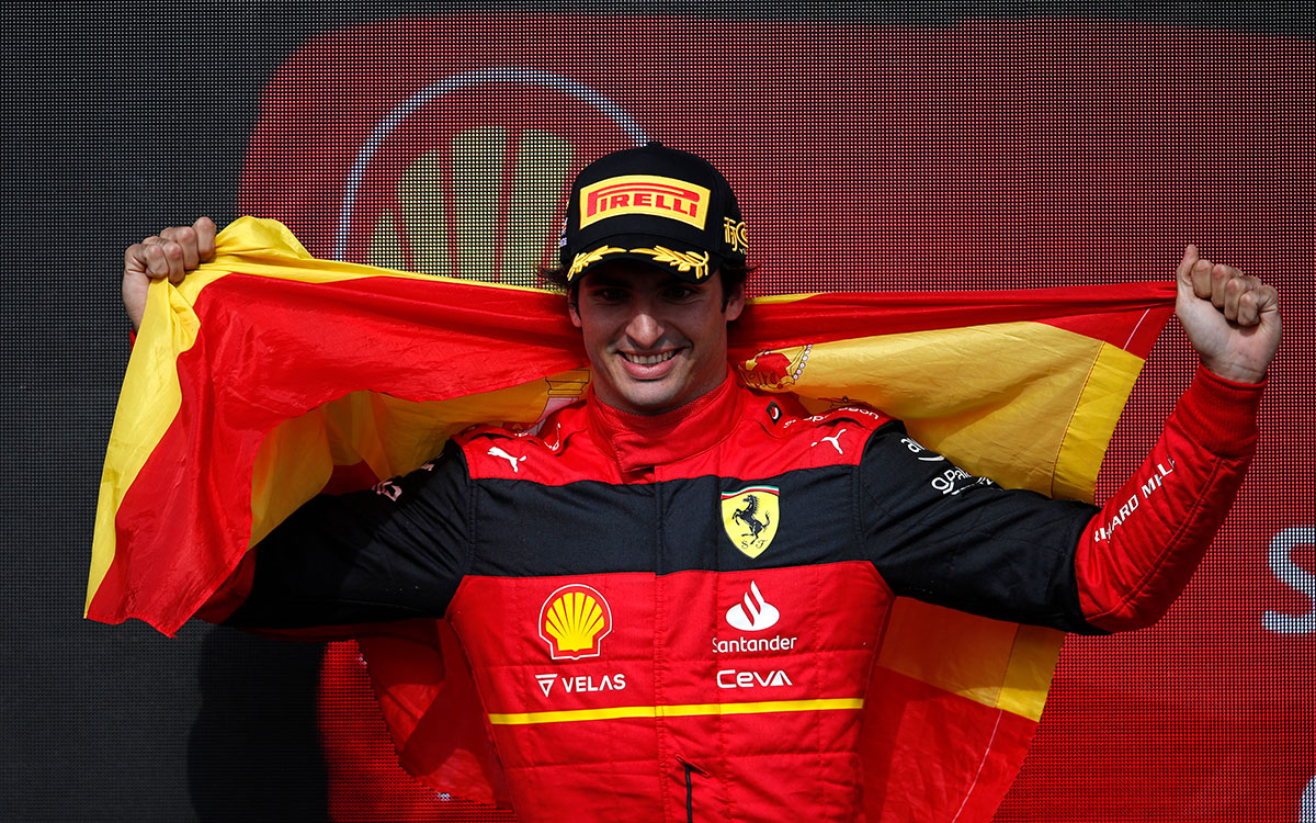 2022年F1英国大奖赛正赛，赛后颁奖仪式上高举西班牙国旗的塞恩斯（法拉利）