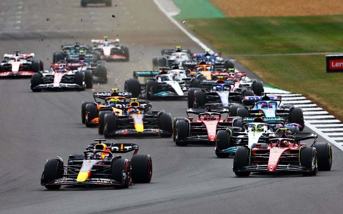 2022年F1英国大奖赛正赛发车瞬间,中游集团的拉塞尔(梅赛德斯)与周冠宇(阿尔法·罗密欧)发生碰撞