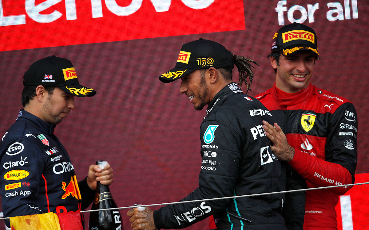 2022年F1英国大奖赛正赛,登上颁奖台的佩雷兹(红牛)、汉密尔顿(梅赛德斯)与塞恩斯(法拉利)