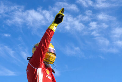 2026年F1英国大奖赛冲刺排位，夺得杆位的汉密尔顿向观众致意