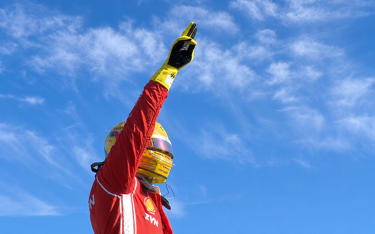 2026年F1英国大奖赛冲刺排位，夺得杆位的汉密尔顿向观众致意