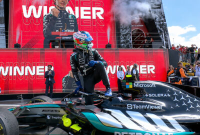 2026年F1英国大奖赛冲刺赛，安东内利从赛车中探身庆祝夺冠
