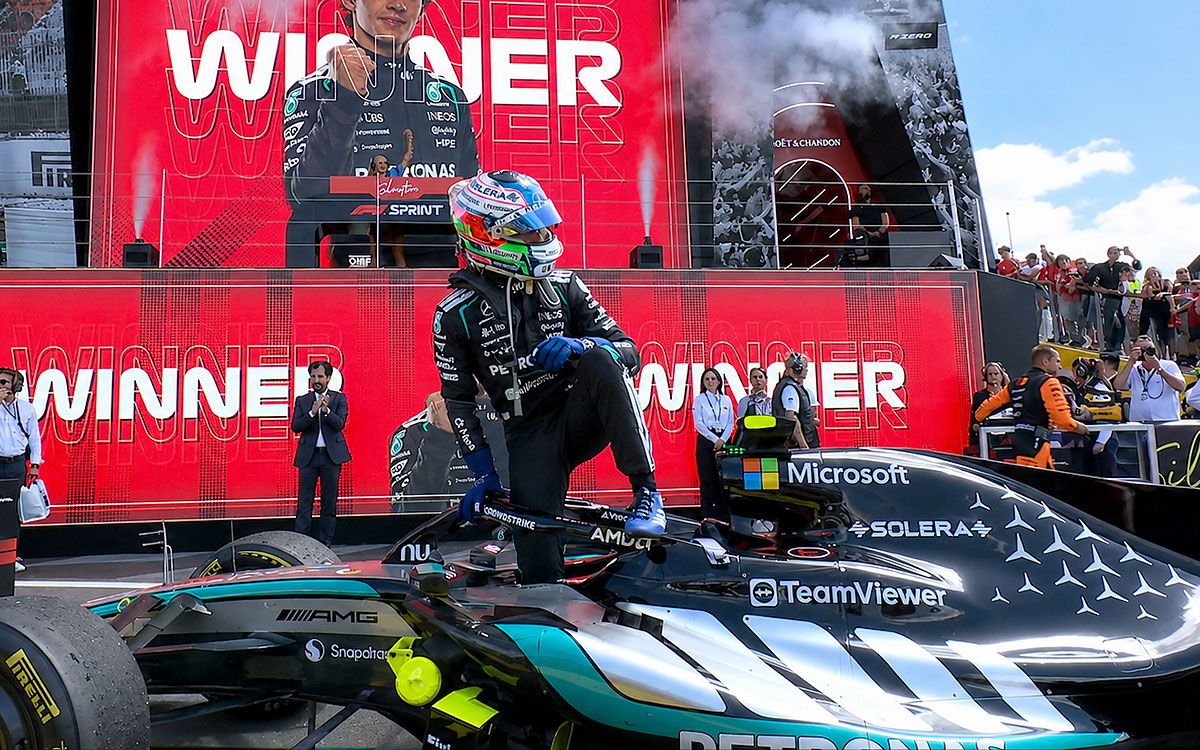 2026年F1英国大奖赛冲刺赛，安东内利从赛车中探身庆祝夺冠