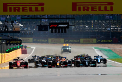 2021年F1英国大奖赛冲刺赛，发车后不久的主直道景象